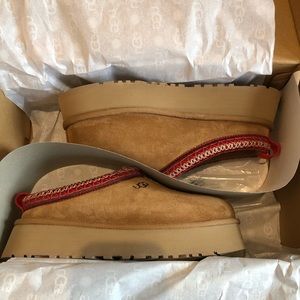 BNIB Ugg Tazz Size 7